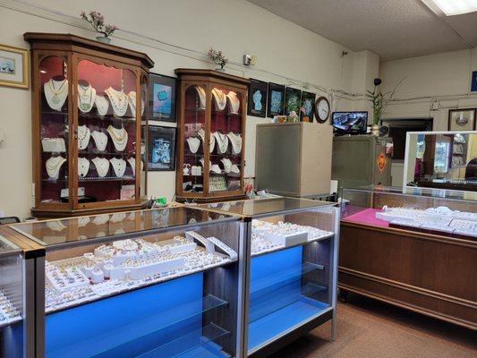 West Portal Jewelers are owned by jewelers who are knowledgeable and professional. My family loves coming here!