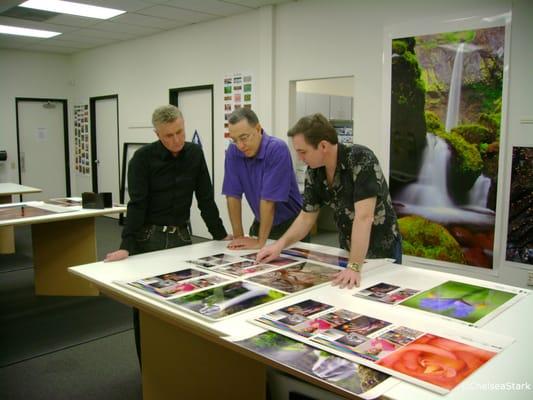 Art Wolfe, Robert Rotella and Robert Park reviewing Fujiflex Prints