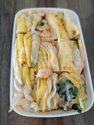 Shrimp rice roll with veggie and egg