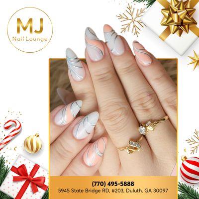 Deck your nails with festive charm this Christmas!  Explore our holiday nail designs, a perfect blend of merriment and style.