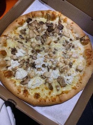 White pizza with chicken and mushroom half ricotta