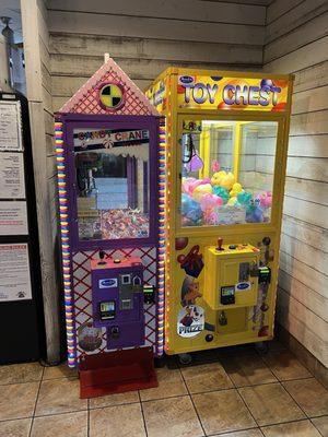 Arcade claw machines