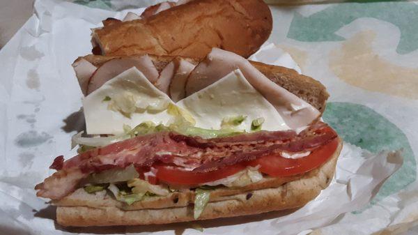 Turkey w/ lettuce,  tomatoes,  bacon, white American cheese & light mayo.