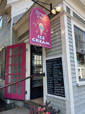 The adorable store front of this shop made me want to come inside for a scoop!