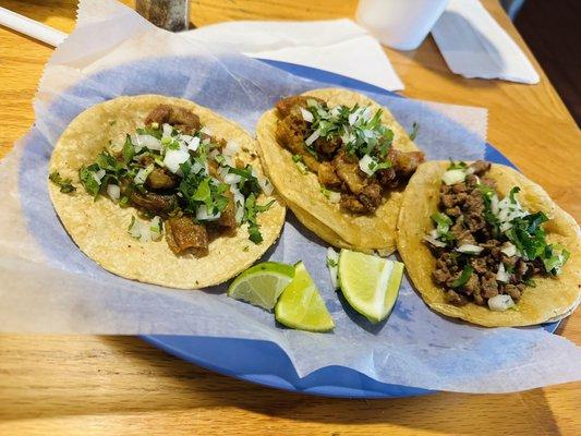 dos tacos de tripa y Un taco de asada.