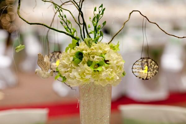 A gorgeous wedding centerpiece (Marvin Hall Photography)