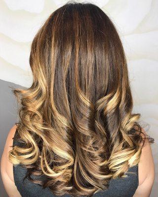 Balayage with extentions for color dimension without the bleach