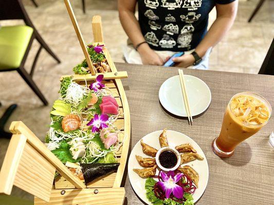 Sashimi Dinner, Gyoza, Thai Tea, spicy Salmon Hand Roll