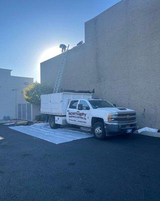 Good Morning from Santa Rosa, Ca. New Roof & Gutters going down on Hotel La Rose today. It's going to be a HOT ONE!! 
#NORTHBAY #ROOFING