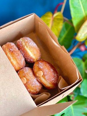 malasadas: guava x2, haupia (coconut pudding) x2 (05/2023)