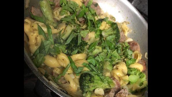 Tortellini with broccoli and basil