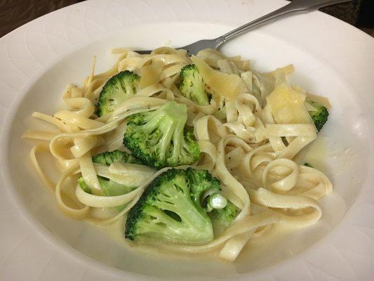 Notice the uncooked pasta.  Ingredients: pasta, cream, and broccoli.  No cheese, parsley, nor seasoning.  DO NOT ORDER