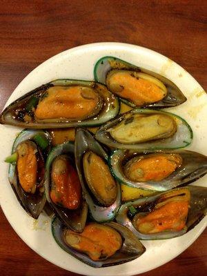 Dinner time. Seafood with mussells, shrimp and crab legs on ice. Yummy.