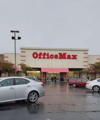 OfficeMax in Alameda on a rainy day