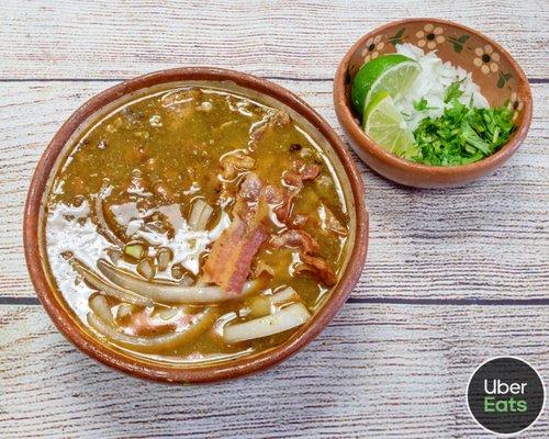 Deliciosa Carne en su Jugo servida con frijoles de la olla, tocino y cebolla guisada.