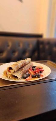 Housemade Crepes with chocolate cream, fresh fruits, hemp hearts and honey
GF