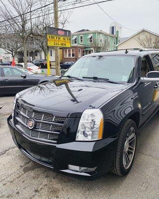 Beautiful 2013 Cadillac Escalade full synthetic mobil 1 oil change in 15 min! We understand that you need you car asap!