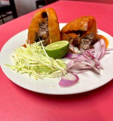 Torta ahogada de carnitas