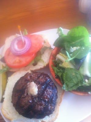 Garlic&mozzarella stuffed burger with house salad