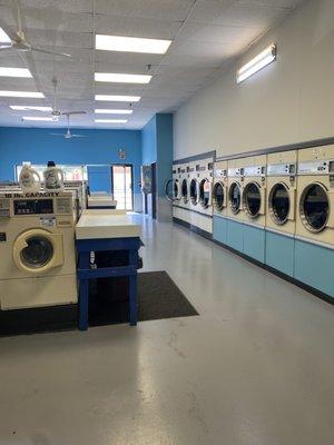 Large laundry mat. Air conditioning, clean. Visited at 11am on a Sunday. Just me and one other person. Change machine, detergent