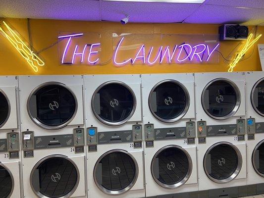 Seamless Dry Cleaning And Laundromat / La Lavanderia