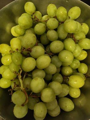 Green grapes are washed , juicy  , high sugar 6/20/24