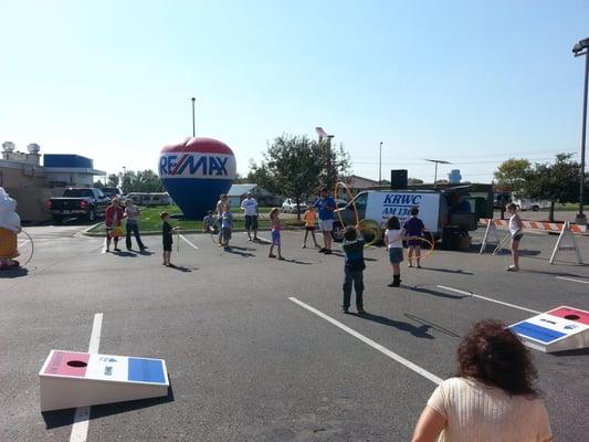 KRWC Road Show hula hoop contest