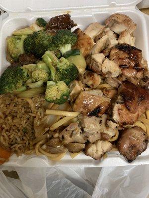 Half rice, half lo mein, teriyaki chicken and beef and broccoli!!! Soooo good! Find this place now!