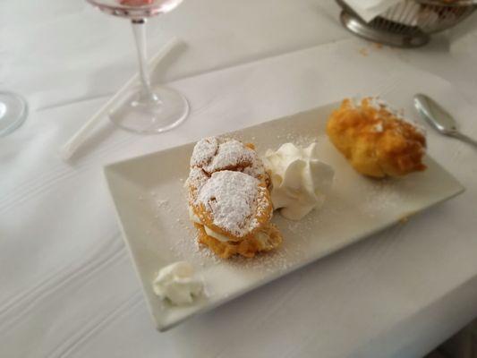 Zeppoli stuffed with cannoli cream