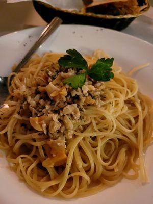 Linguini with white clam sauce