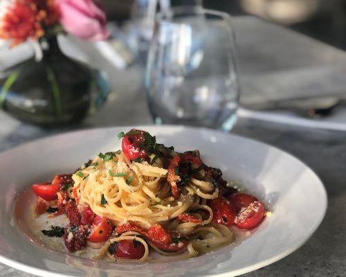 linguine tossed with evoo, garlic, fresh tomatoes, sun-dried tomatoes with fresh herbs & parmesan.