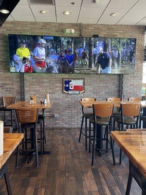 Two big ole TV screens in the middle of restaurant for all to see!  Greatness!!