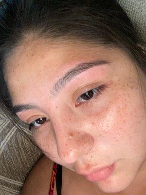 She left this eye brow very thin, weird ass shape