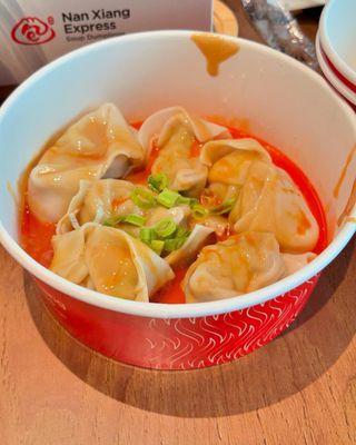 Wontons in spicy peanut sauce