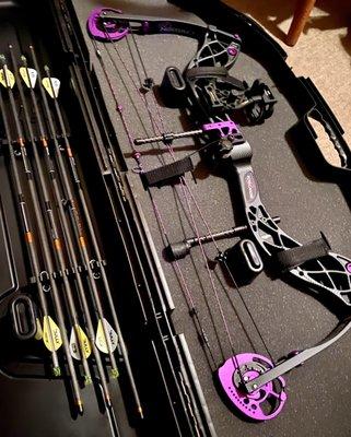 My beauty - a Bowtech Carbon Rose. I'm in love. Case and arrows were included in the package.