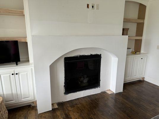 Finished corners and arch around fireplace