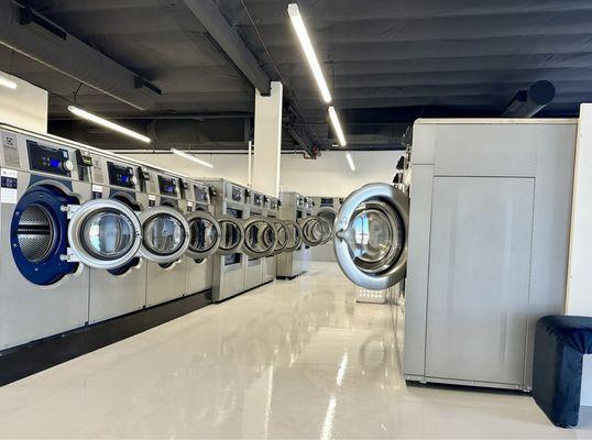 Plenty of washing machines in a variety of sizes.