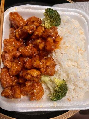 It's supposed to be General Tso's Chicken with broccoli. 2 pieces exactly.