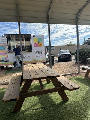 The picnic tables at Cachi-Factory