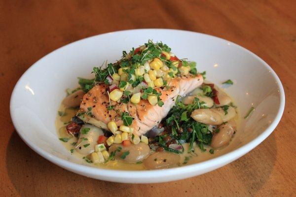 BEER ROASTED SALMON
7oz Atlantic salmon, sweet corn vierge, wheatberry, arugula, tomatoes, bacon, & giant butter beans