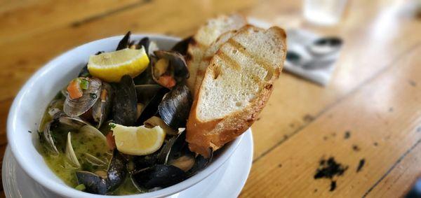 Sautéed mussels and clams (appetizer size)