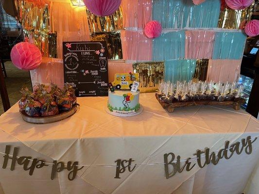 Full table setup with balloon arch