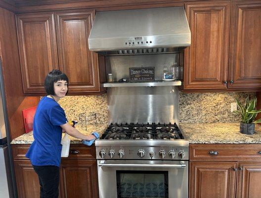 From deep oven cleanings to light house cleanings Melany is here to help!