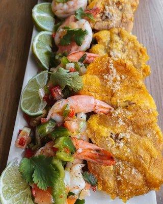 Camarones con Tostones / Shrimp with Fried Plantains