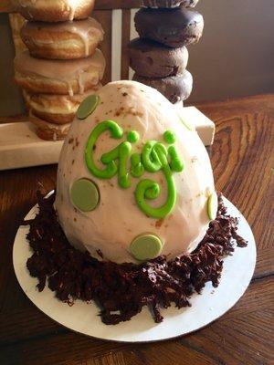 Delicious dinosaur egg "smash cake"