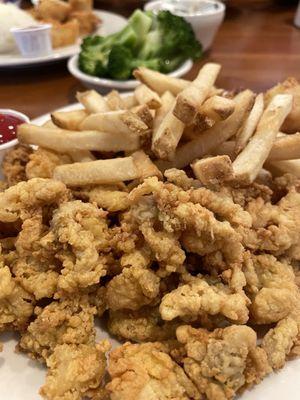 Clam bellies with fries and steamed broccoli