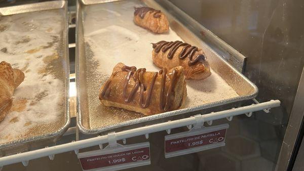 I loved the pastelito dulce de leche. The dough was perfect, the dulce de leche is sweeter than expected, but goes well with coffee!