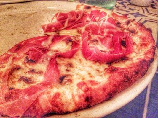 The número 28 brick oven pizza, topped with prosciutto, mushrooms, and white truffle oil. Unbelievable!