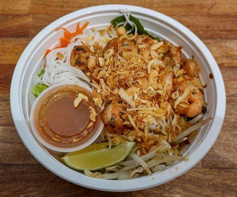 Asian Noodle Salad with garlic shrimp