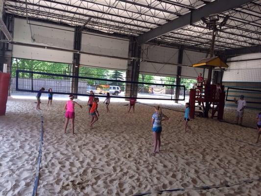 Indoor volleyball, when the girls were about to have heatstroke